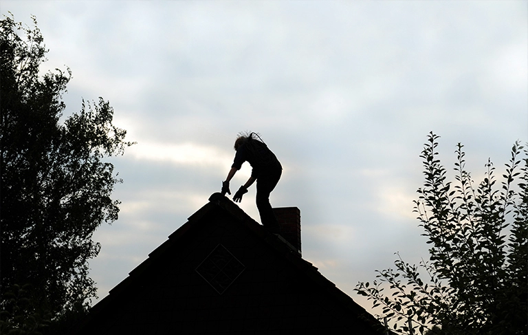 kominiarz na dachu